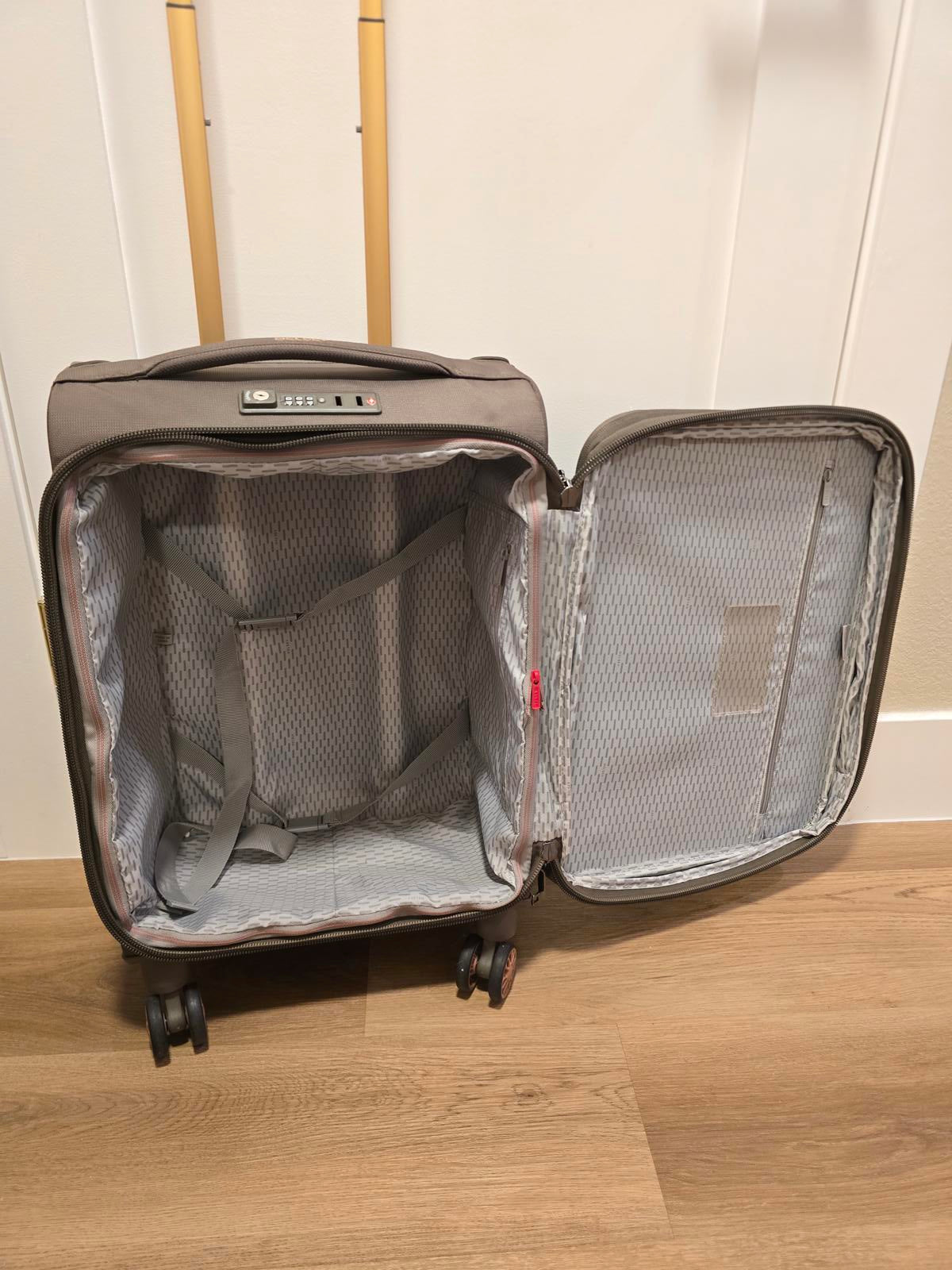 Delsey Hyperlite 2.0 20" Carry-On, Expandable Spinner Suitcase