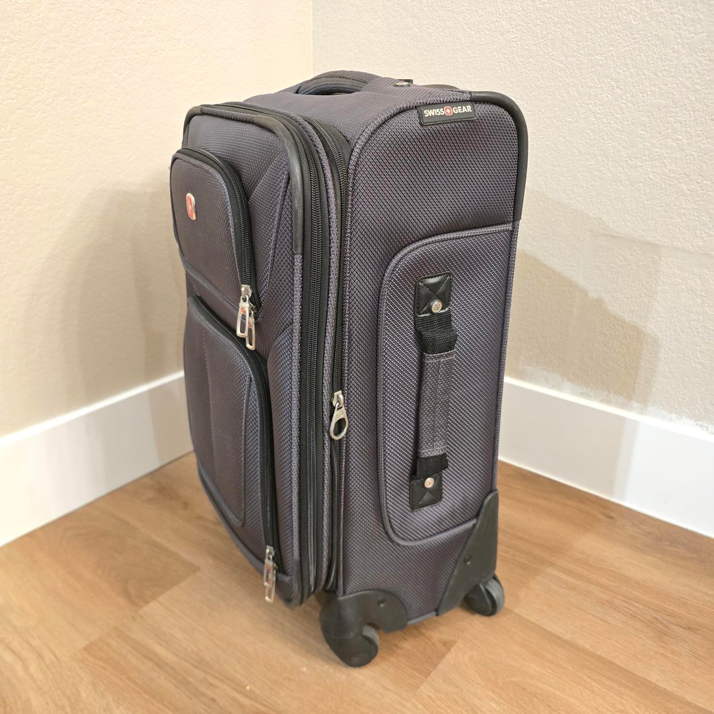 Swiss Gear Sion 21" Carry-On Spinner