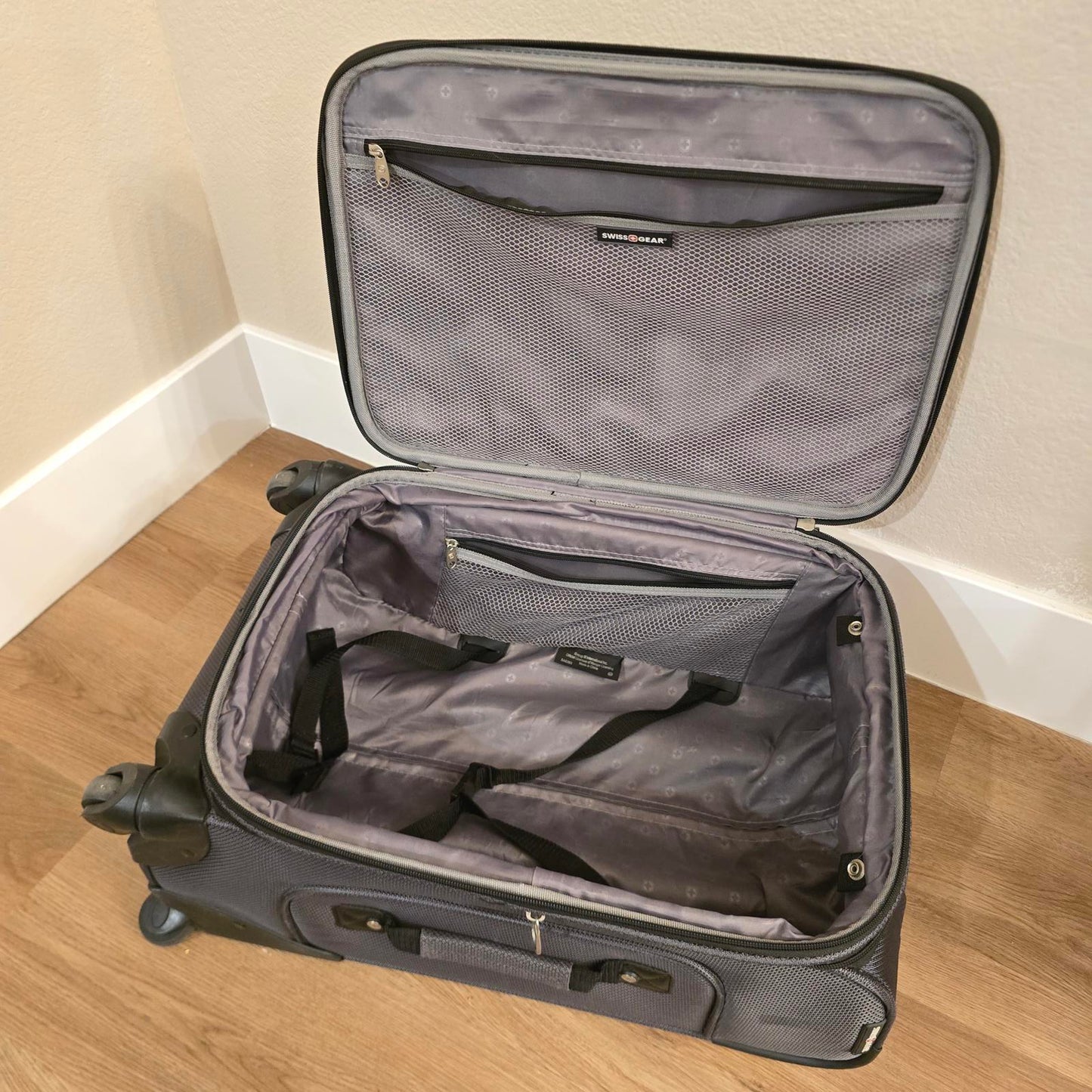 Swiss Gear Sion 21" Carry-On Spinner
