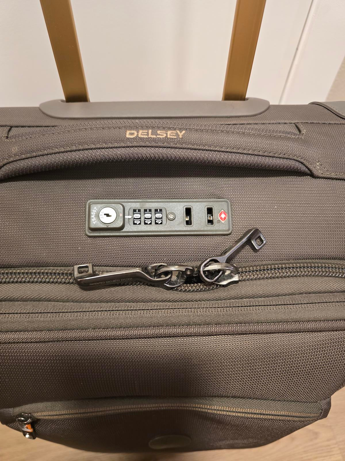 Delsey Hyperlite 2.0 20" Carry-On, Expandable Spinner Suitcase