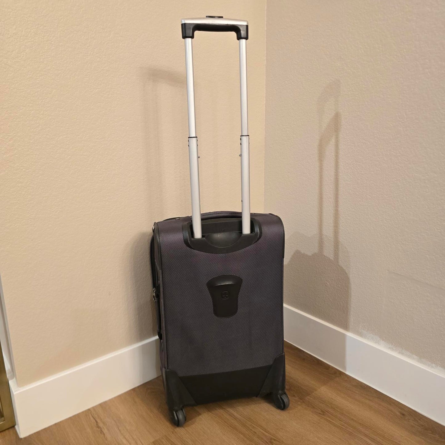 Swiss Gear Sion 21" Carry-On Spinner