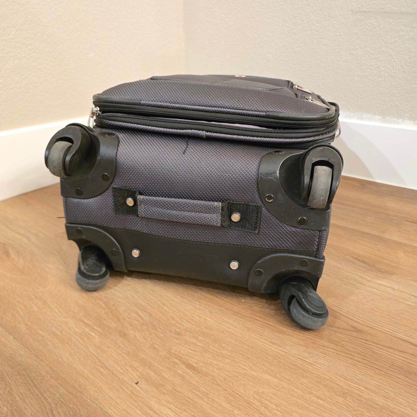 Swiss Gear Sion 21" Carry-On Spinner