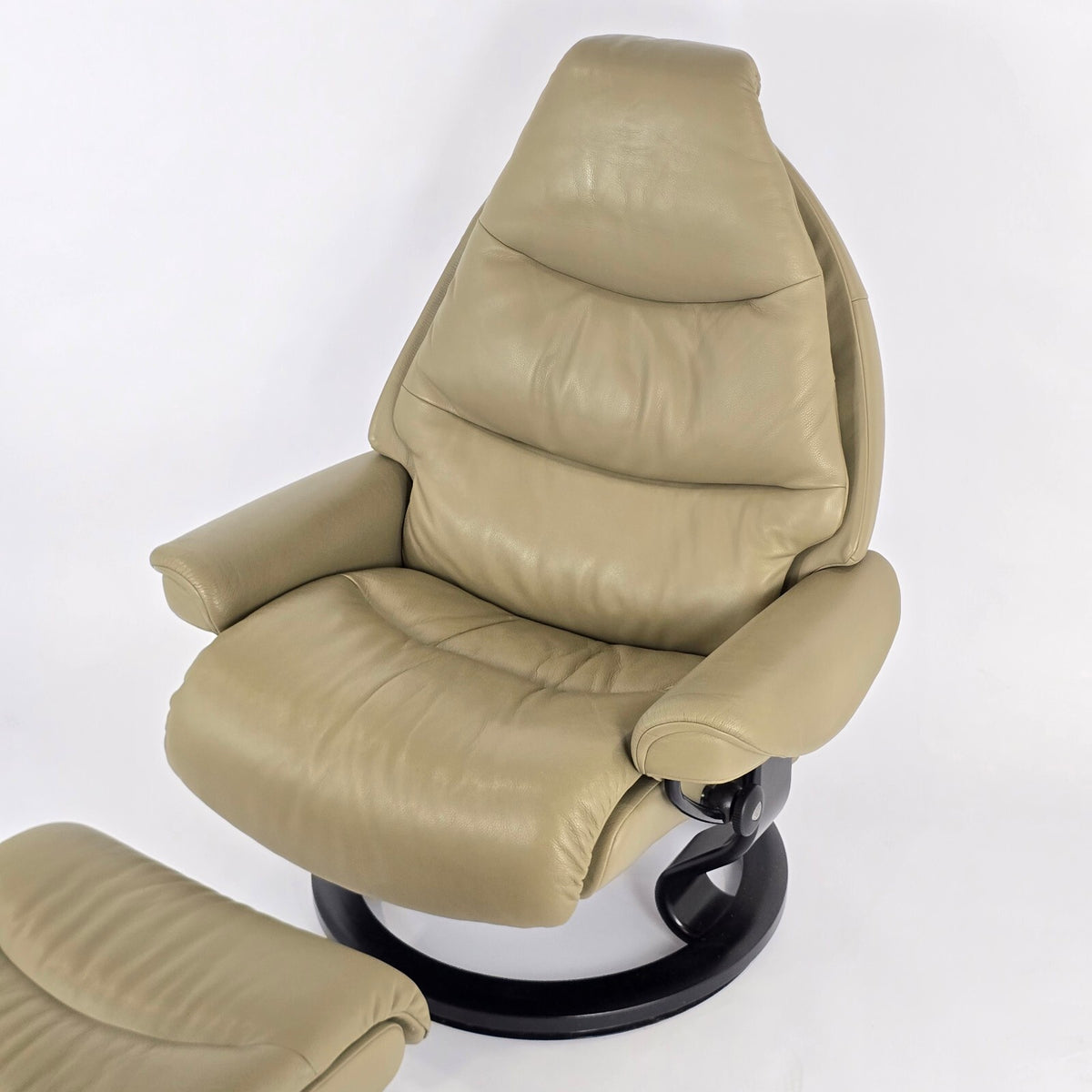 Ekornes Stressless Leather "Voyager" Chair and Ottoman - Large Size Taupe