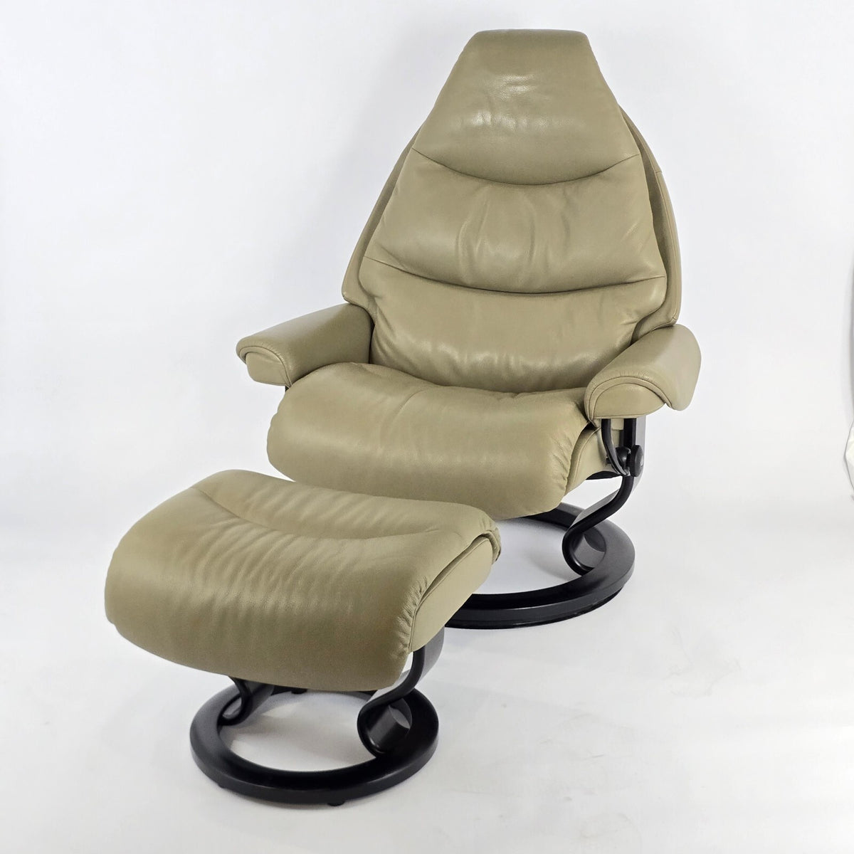 Ekornes Stressless Leather "Voyager" Chair and Ottoman - Large Size Taupe