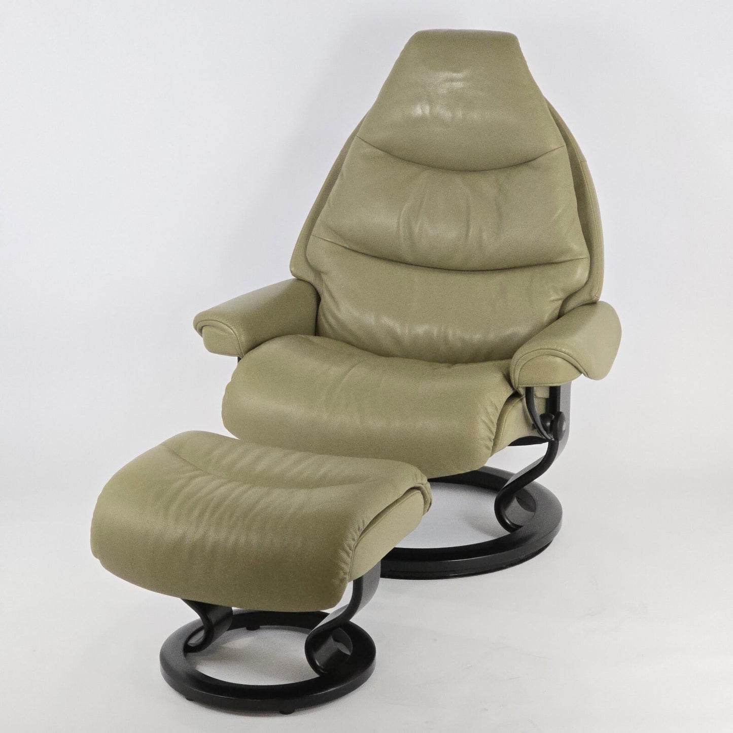 Ekornes Stressless Leather "Voyager" Chair and Ottoman - Large Size Taupe