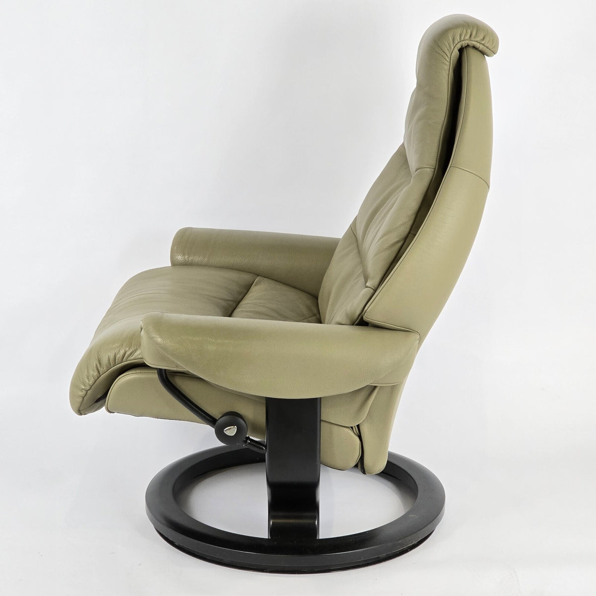 Ekornes Stressless Leather "Voyager" Chair and Ottoman - Large Size Taupe