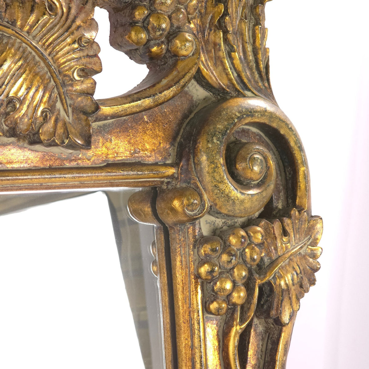 Bassett Mirror Company Baroque/Rococo Style Gilded-Wood Mirror