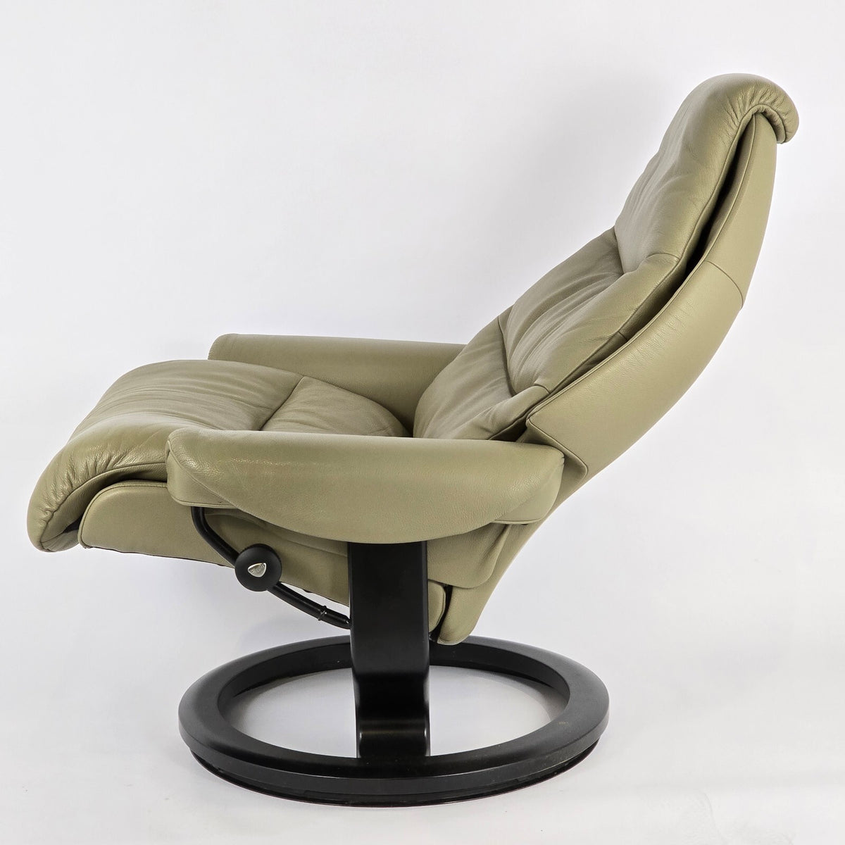 Ekornes Stressless Leather "Voyager" Chair and Ottoman - Large Size Taupe
