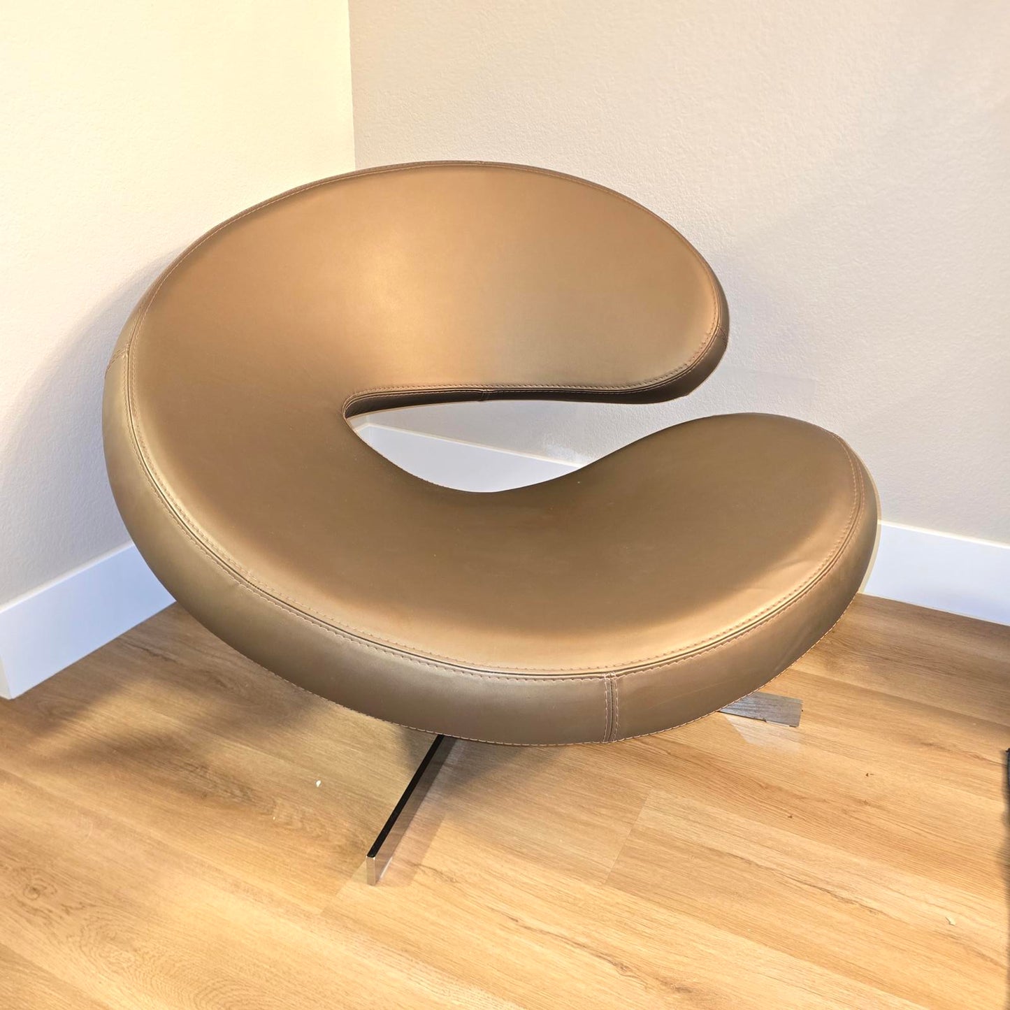 Roche Bobois Nuage Swivel Leather Chair