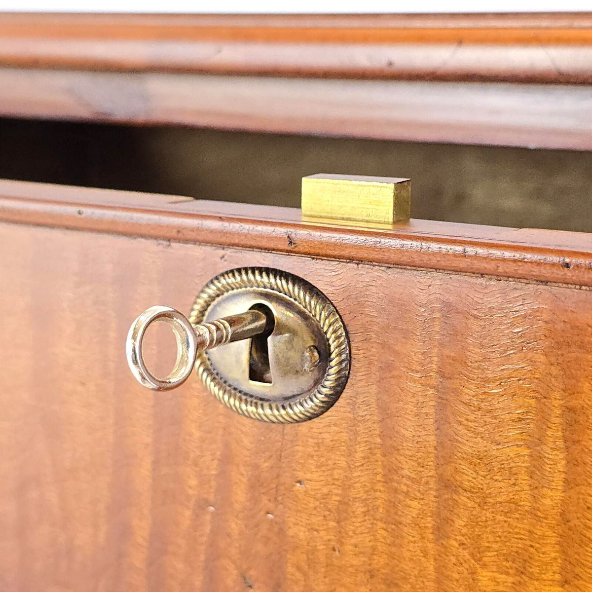 Banks Coldstone Georgian Chippendale Figured Wood 4 Drawer Chest 1990s
